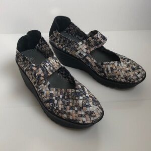 BM Bernie mev Chic Women's Black and Tan Woven Wedges